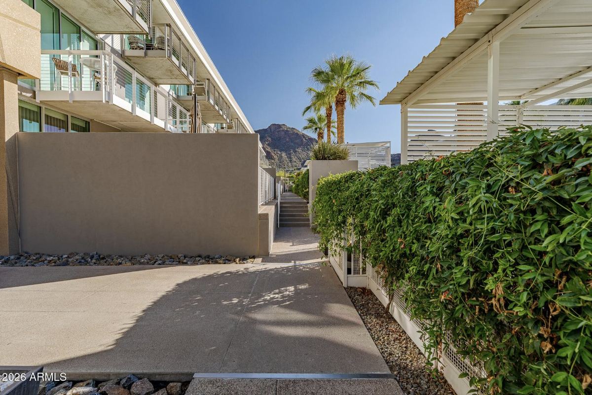 Community walkway toward Camelback Mountain