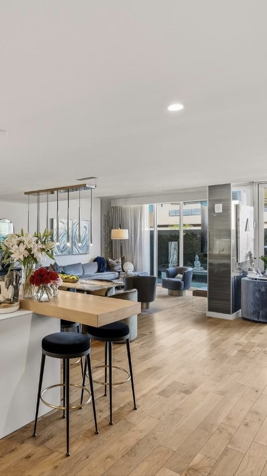 Video tour of 5455 E Lincoln Dr #1014